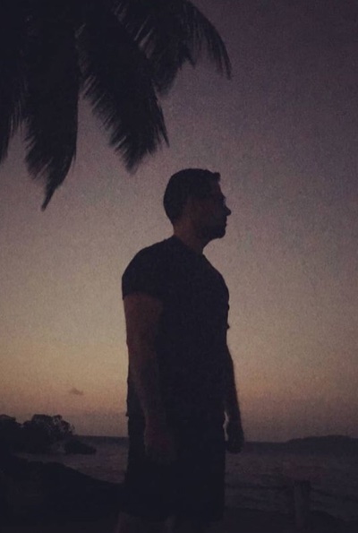 Sergei Liebich als Silhouette bei Sonnenuntergang am Strand