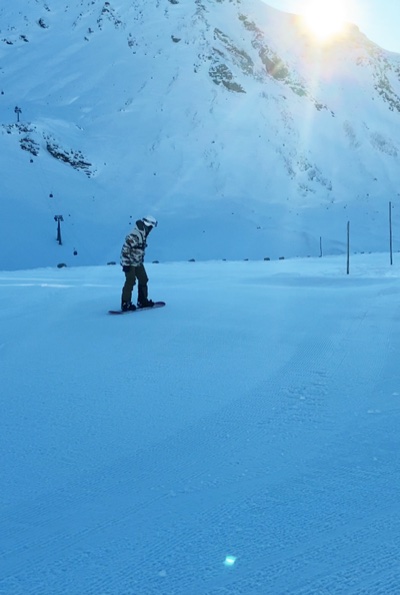 Sergei Liebich beim Snowboarden in den Bergen