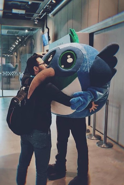 Sergei Liebich umarmt ein Maskottchen auf einem Tech-Event
